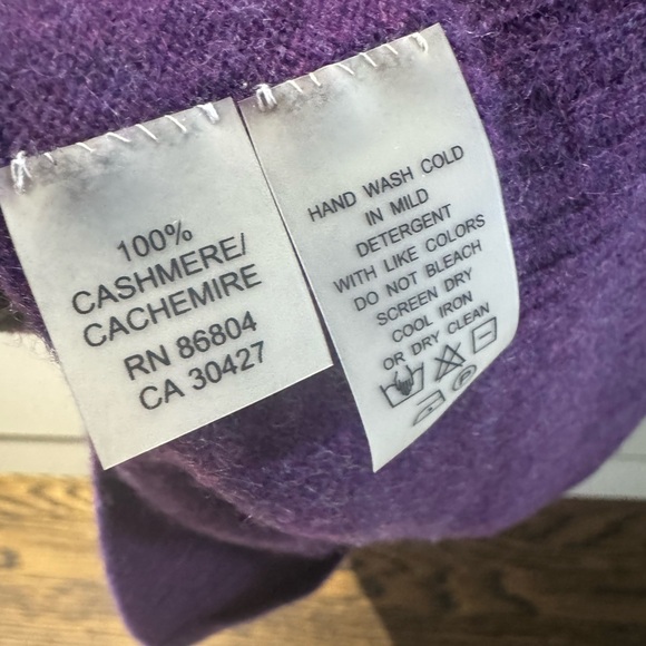 Purple Cashmere sweater. Size XS. - Picture 5 of 5
